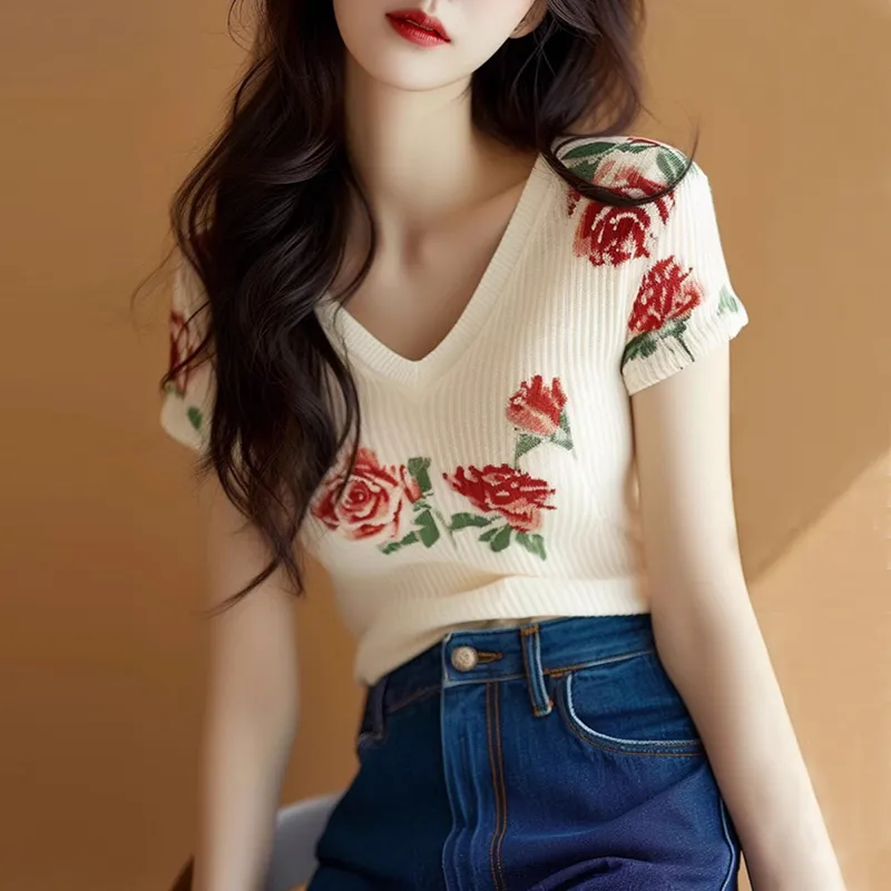 Embroidery Rose - Kadın Bej V Yaka Örgü Üst