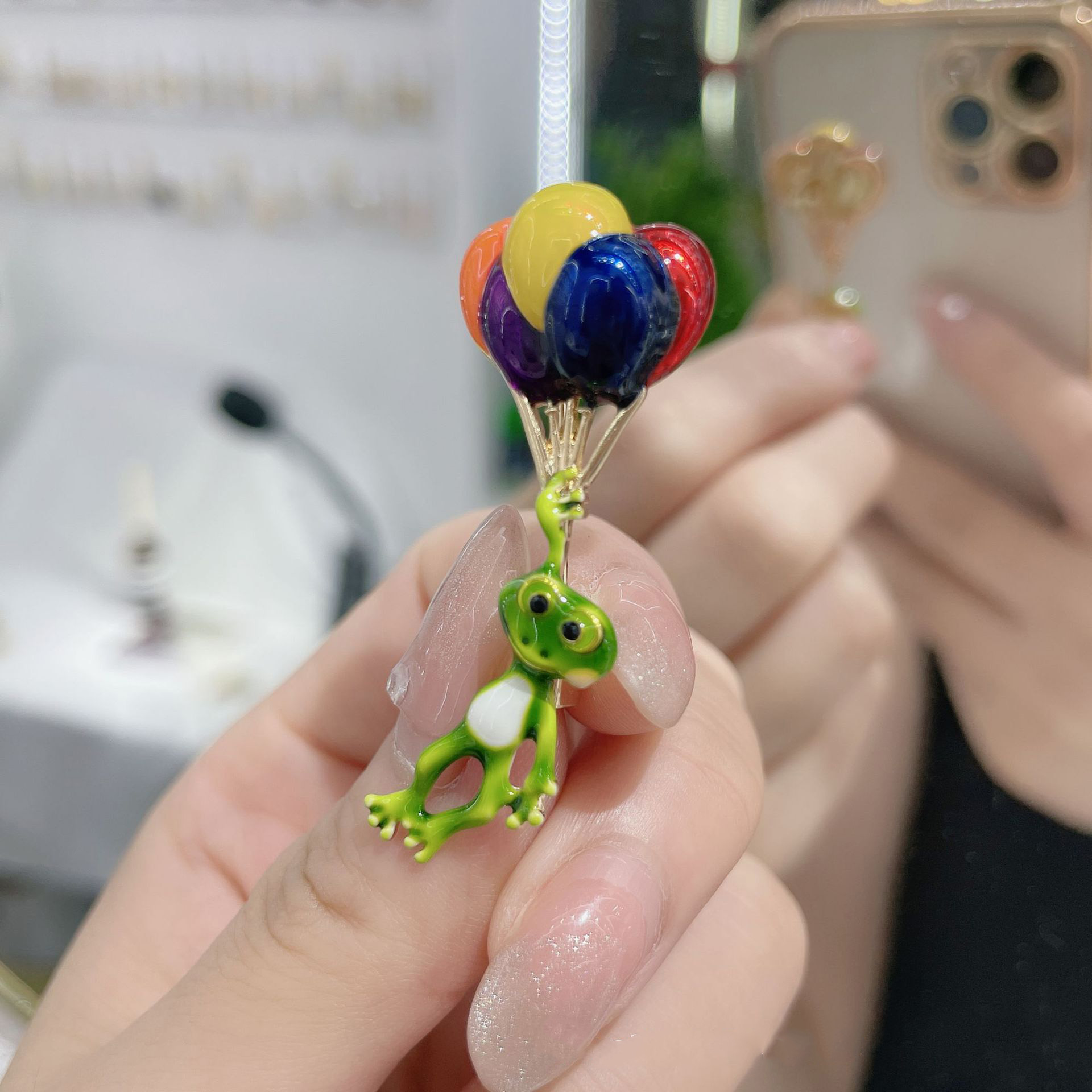Canlı kurbağa tutan renkli bal - Embroidery Bali incelemesi ve fiyatı